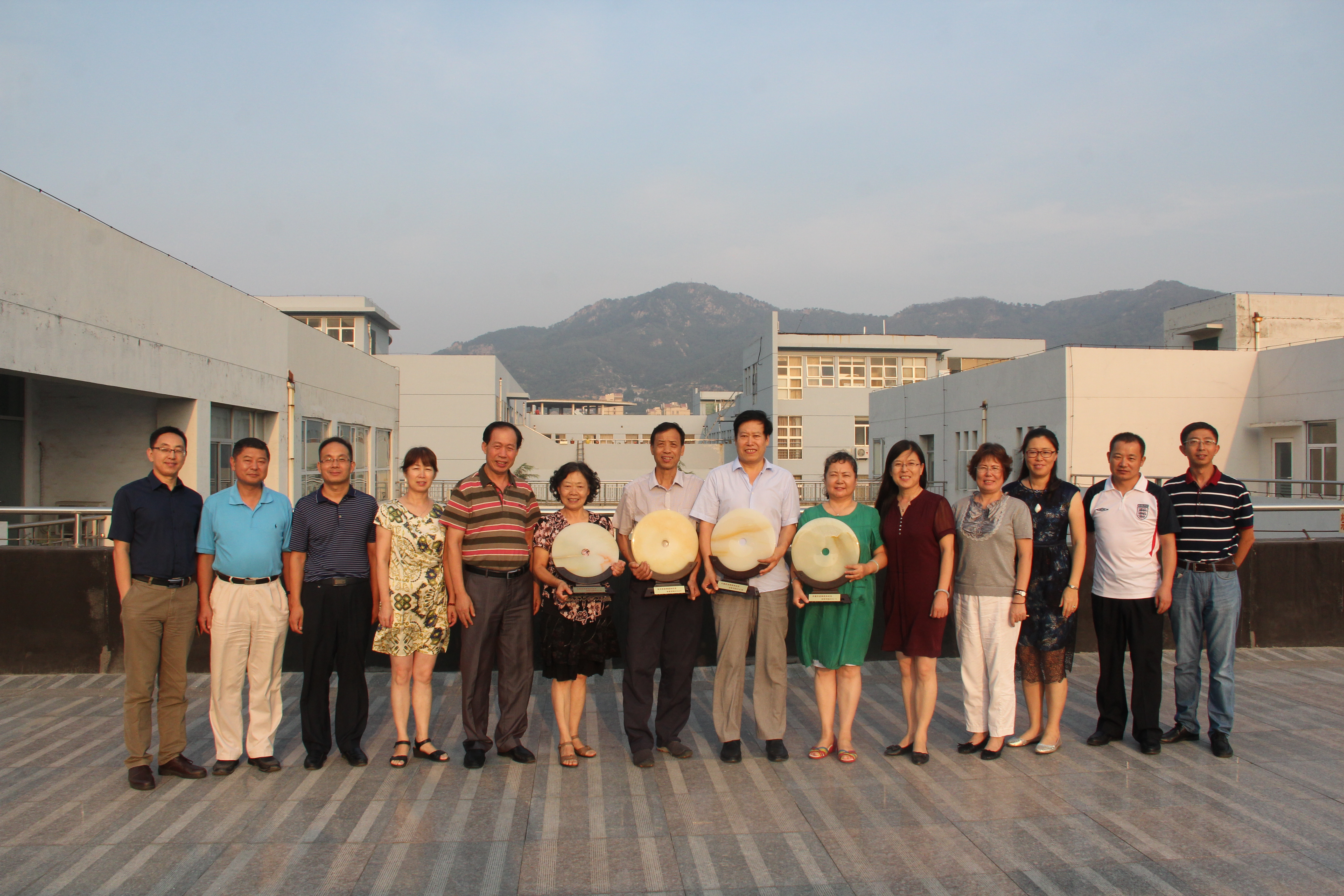 9月12日,经管学院在415会议室召开了退休教师座谈会。学院党政领导、部分系主任及叶焕民、许建平、张天旺、毕丽华等退休教师代表一起参加了座谈会,会议由经管学院党总支书记丛海燕主持。 座谈会上,院长王志宪代表学院向各位退休教师致以节日的问候,并对他们在学院工作期间,不计个人得失、任劳任怨为学院的发展所做出的贡献表示感谢。同时,对他们的光荣退休表示祝贺,希望老教师退休之后要保重身体,能常回家看看,一如继往地关注、关心学院的各项工作,为学院的发展建言献策。学院退休教师深情回忆了在学院的工作历程,结合自身的感受
