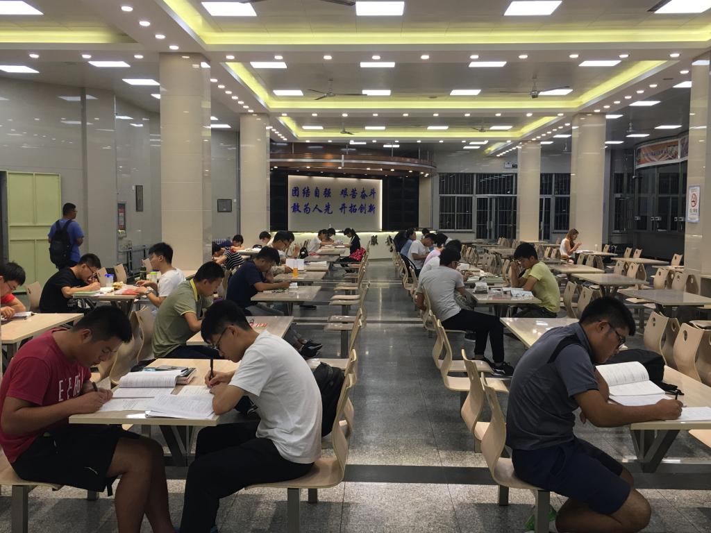 学校四方校区开启学生夜读餐厅-青岛科技大学新闻网