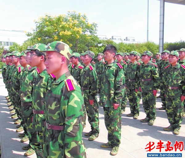 大一新生正在烈日下站军姿。